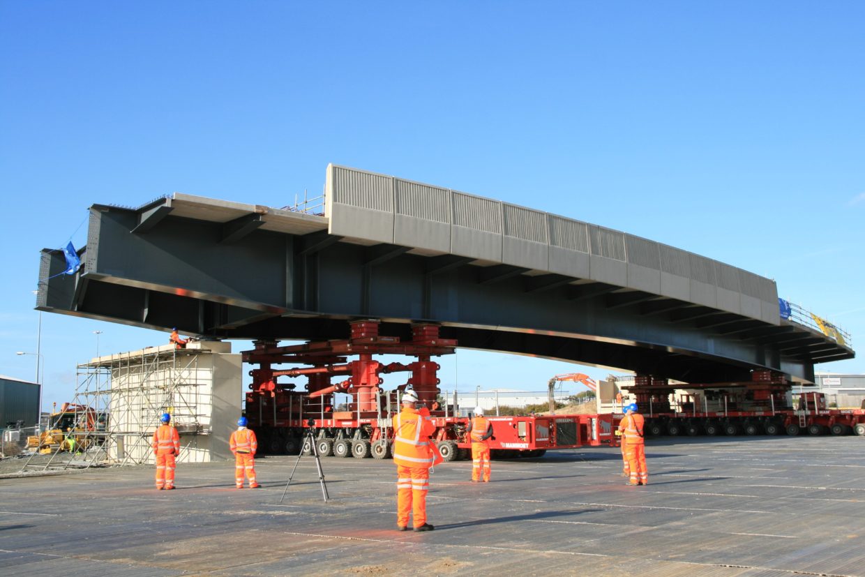 First section of Gull Wing bridge in Lowestoft successfully