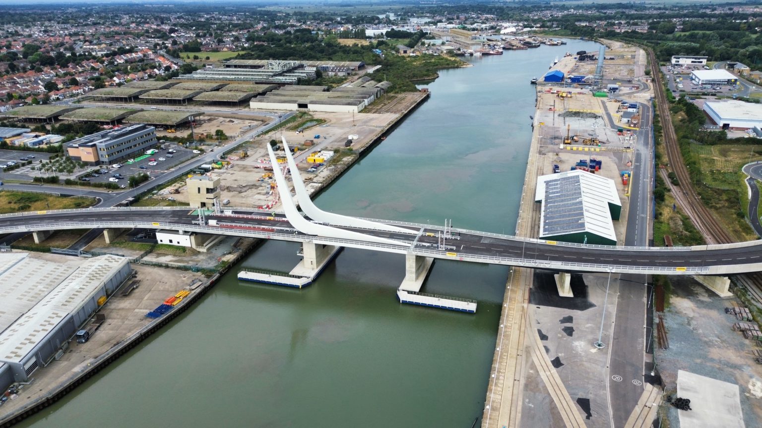 Iconic Gull Wing bridge opens in Lowestoft – Farrans